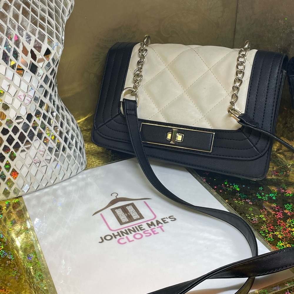 MOSSIMO / Target Black and White Purse with Chain accents and gold clasp.